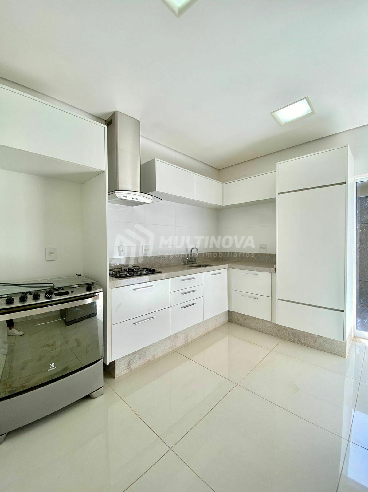 Casa de Condomínio com 4 quartos à venda, 380m² — foto 14 de 21