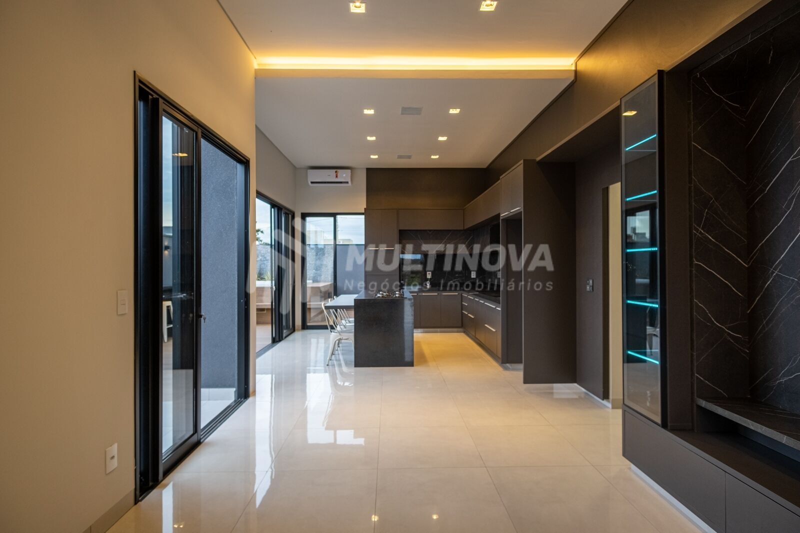 Casa de Condomínio com 3 quartos à venda, 163m² — foto 2 de 5