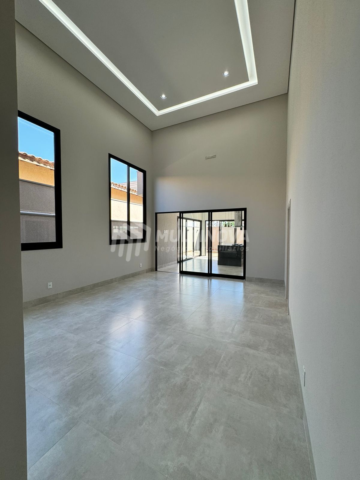 Casa de Condomínio com 3 quartos à venda, 220m² — foto 2 de 22