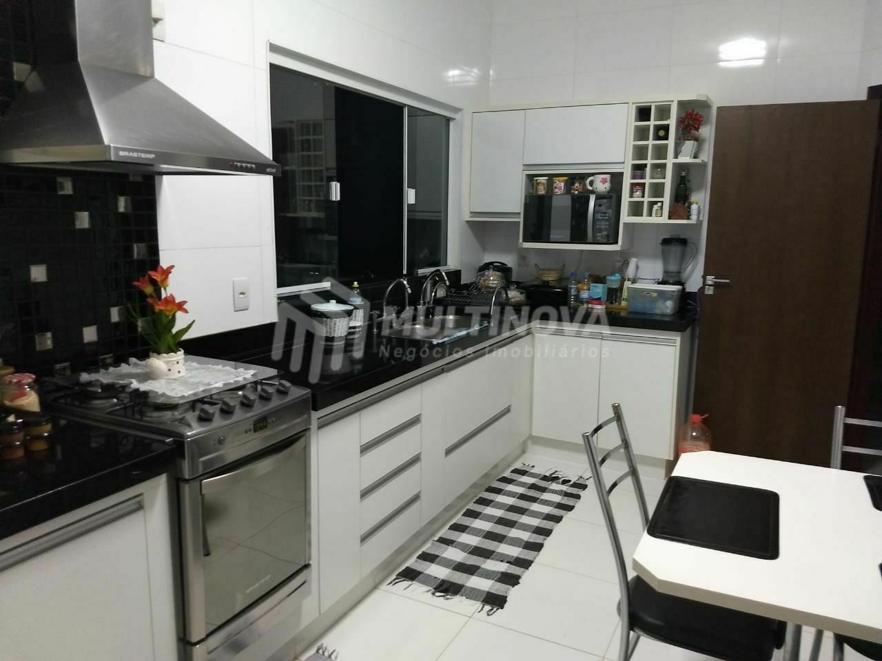 Casa de Condomínio com 3 quartos à venda, 250m² — foto 5 de 8