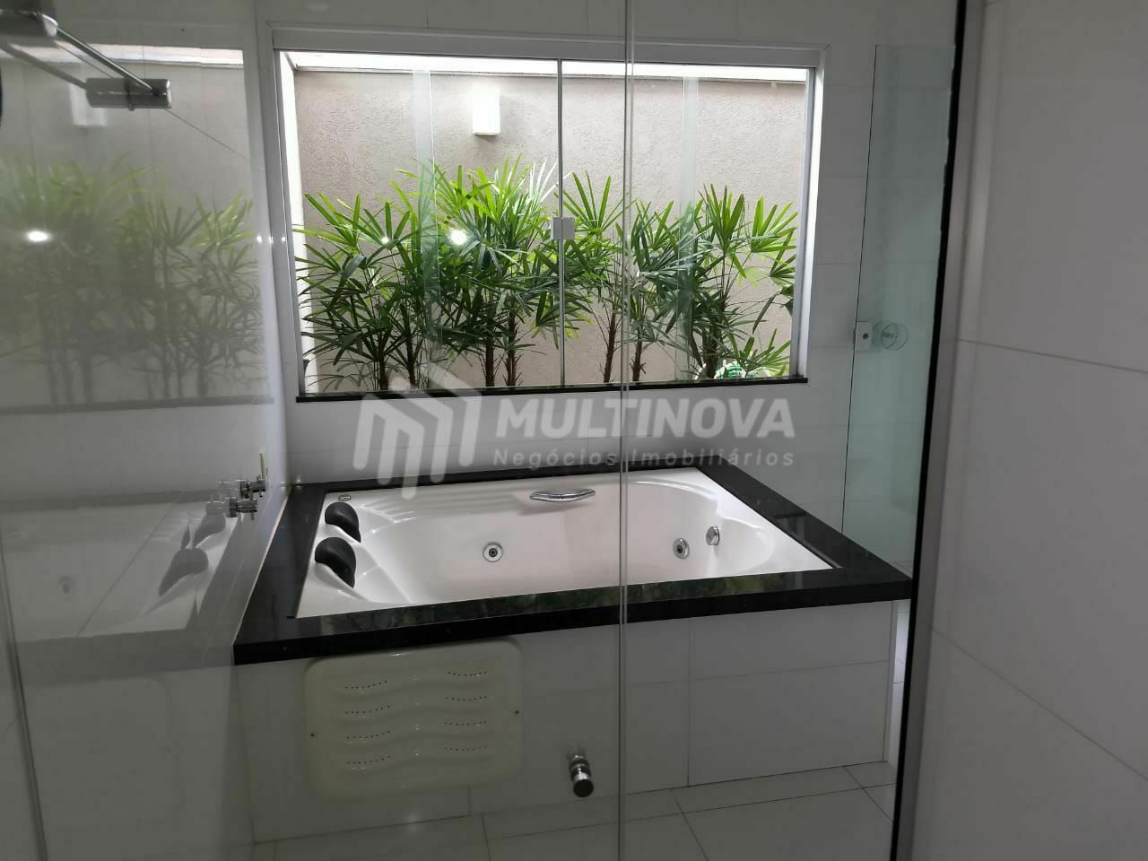 Casa de Condomínio com 3 quartos à venda, 250m² — foto 1 de 8