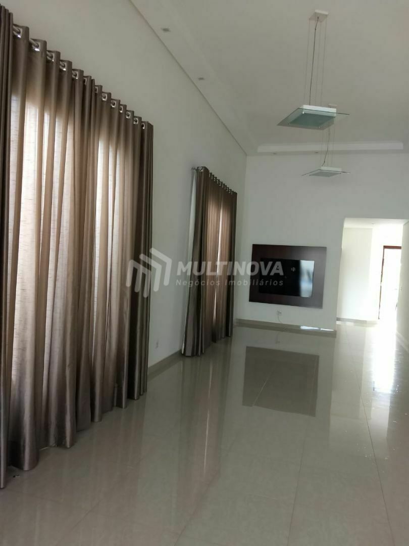 Casa de Condomínio com 3 quartos à venda, 250m² — foto 3 de 8