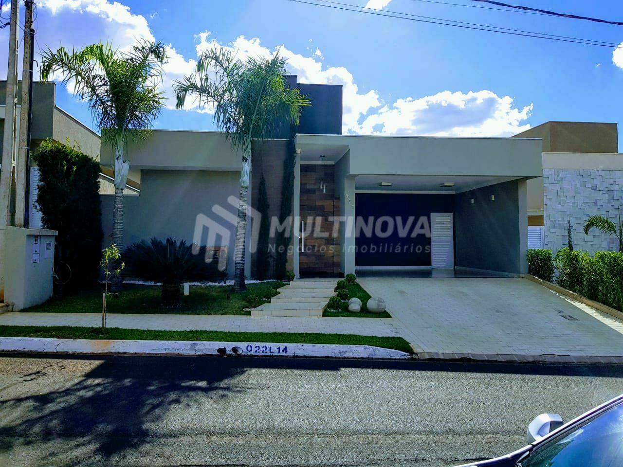 Casa de Condomínio com 3 quartos à venda, 250m² — foto 2 de 8