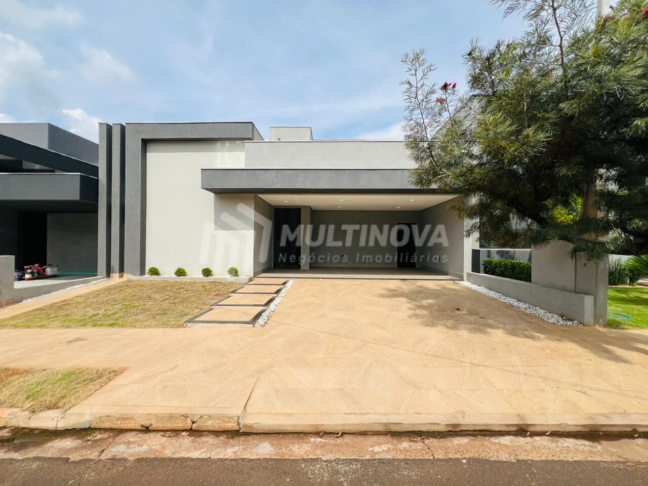 Casa de Condomínio com 3 quartos à venda, 170m² — foto 2 de 33