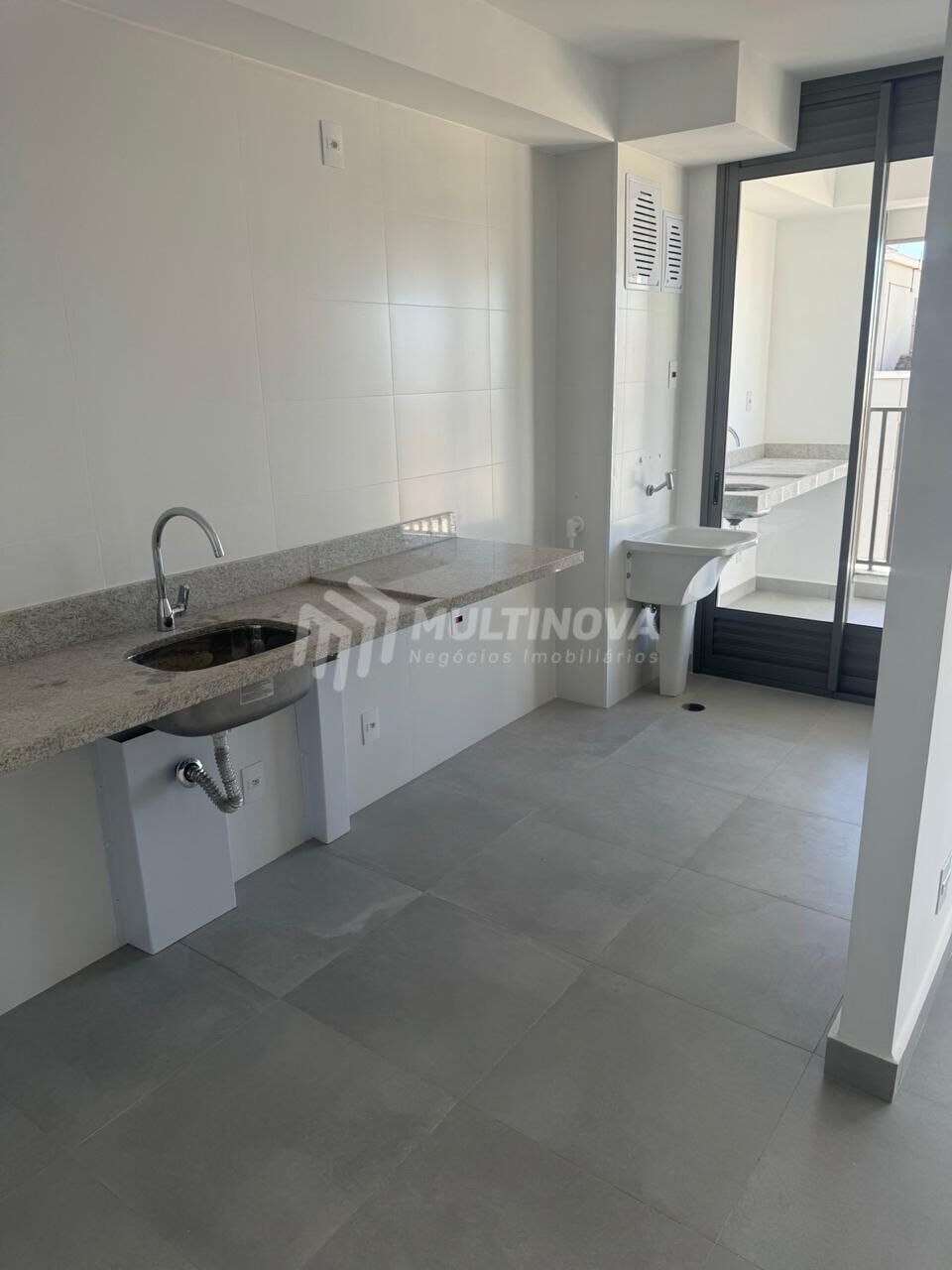Apartamento com 3 quartos à venda, 98m² — foto 2 de 4