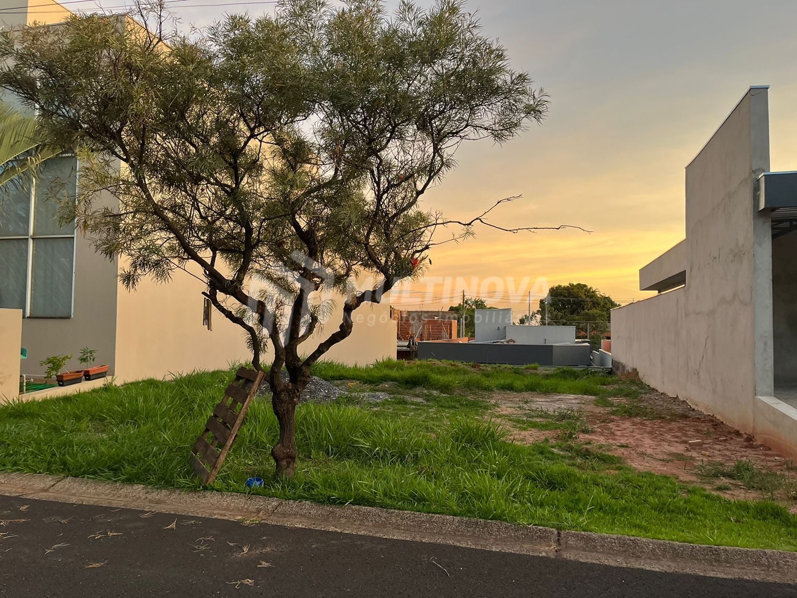 Terreno / Lote / Condomínio à venda, 275m² — foto 1 de 9