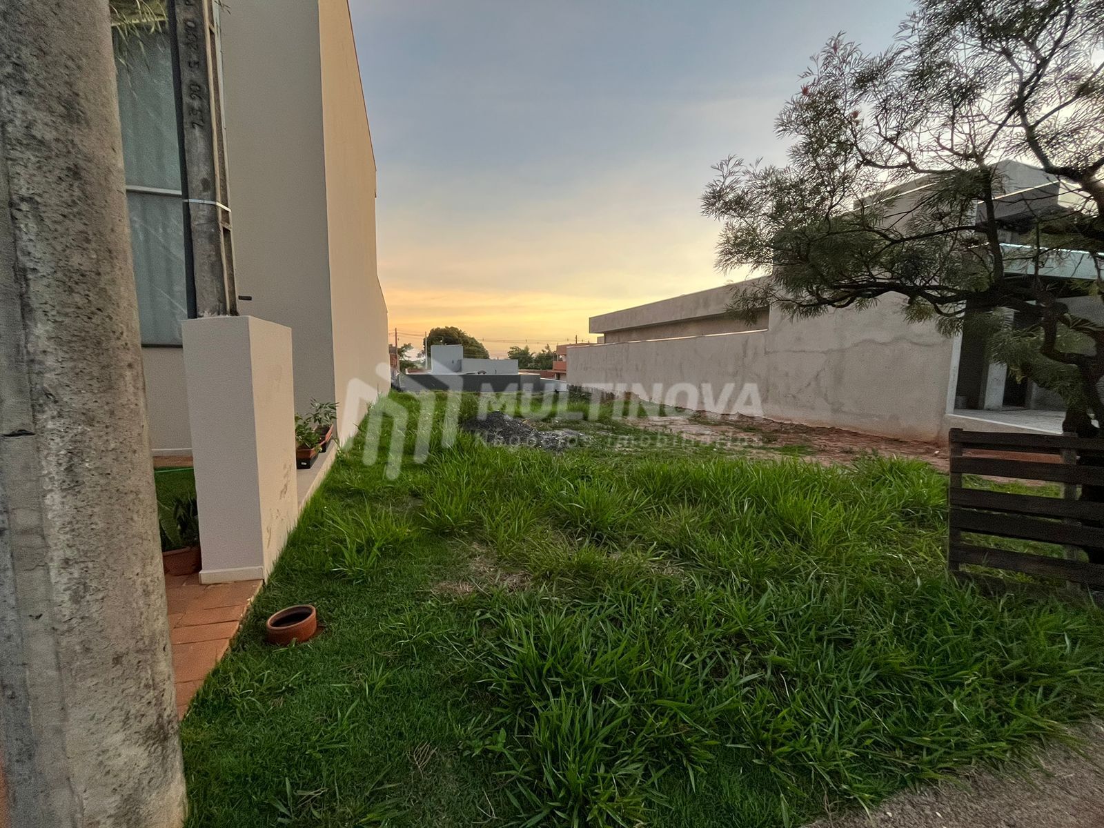 Terreno / Lote / Condomínio à venda, 275m² — foto 3 de 9