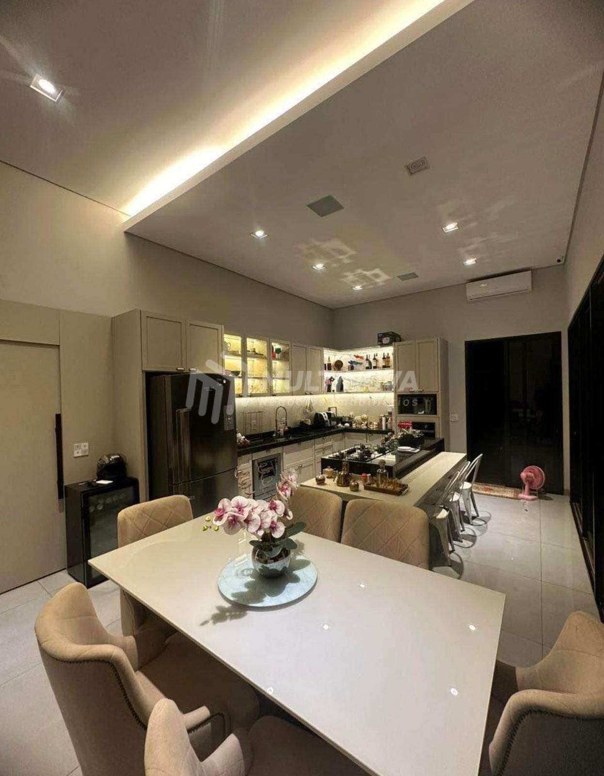 Casa de Condomínio com 3 quartos à venda, 300m² — foto 2 de 13
