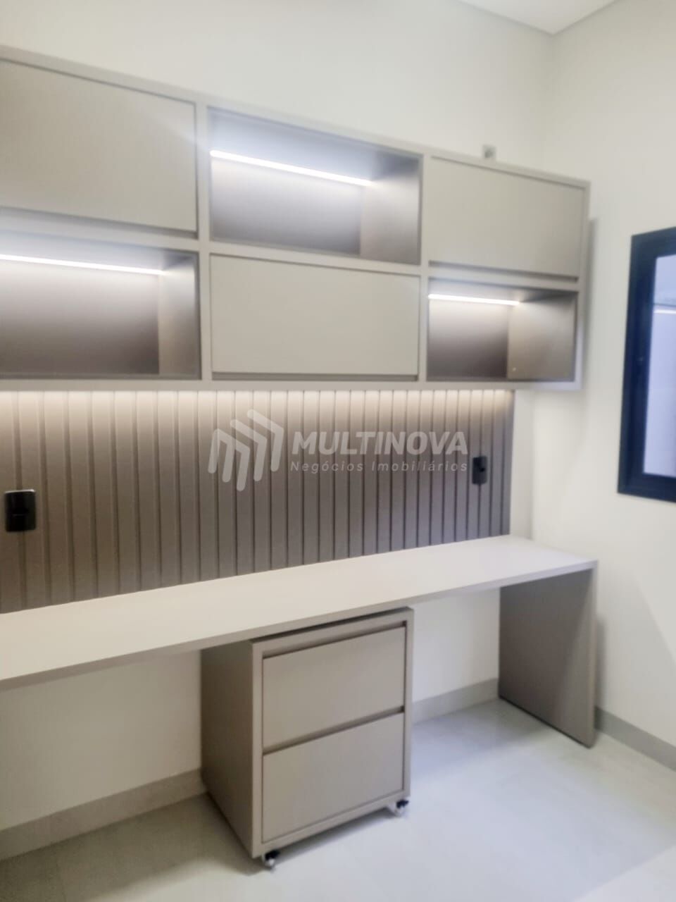 Casa de Condomínio com 3 quartos à venda, 213m² — foto 3 de 8