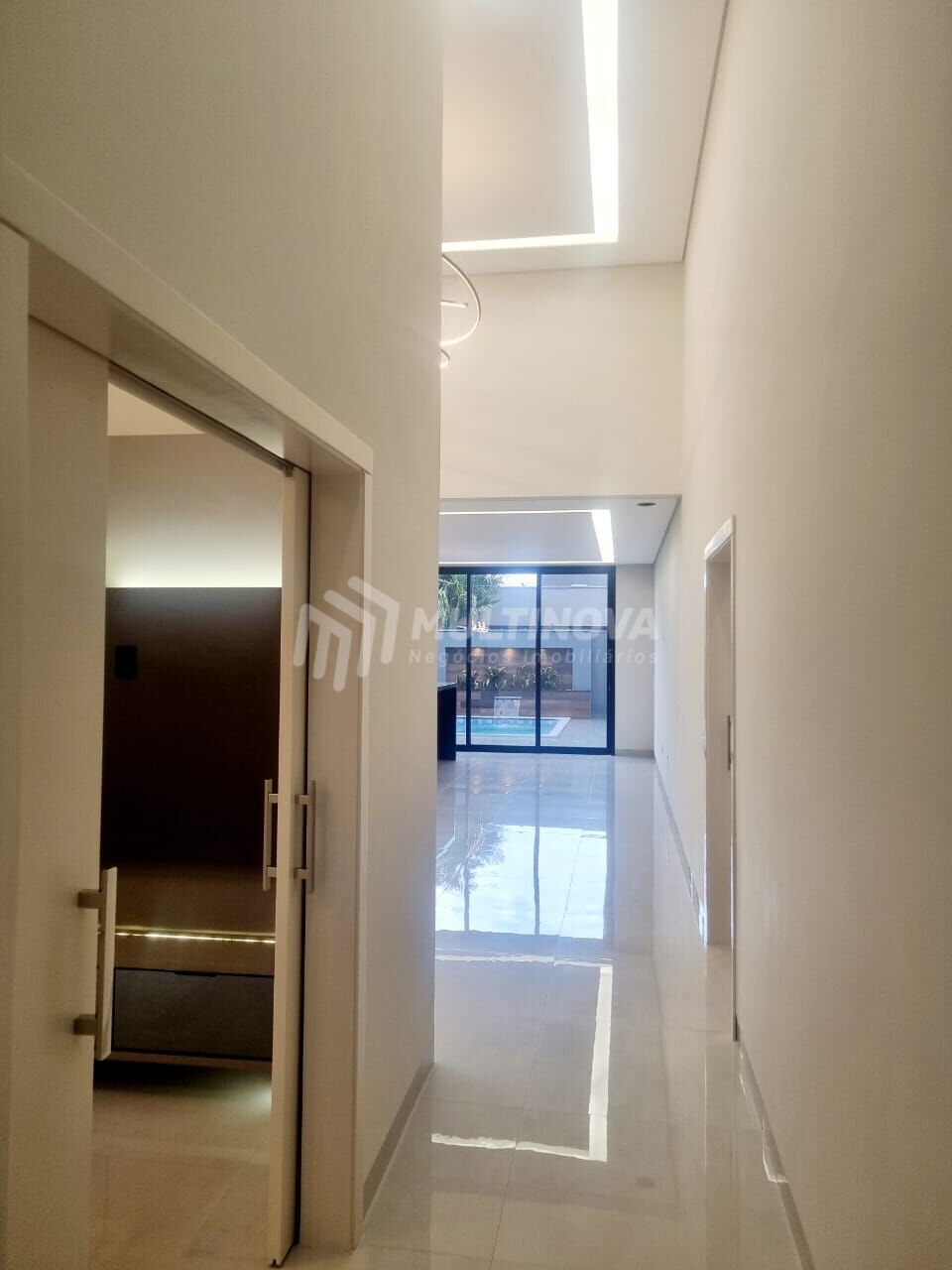 Casa de Condomínio com 3 quartos à venda, 213m² — foto 2 de 8