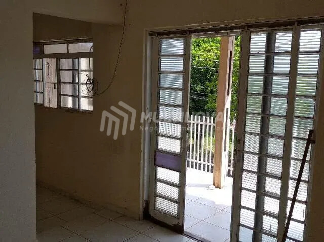 Loja / Salão / Ponto Comercial à venda, 240m² — foto 2 de 6