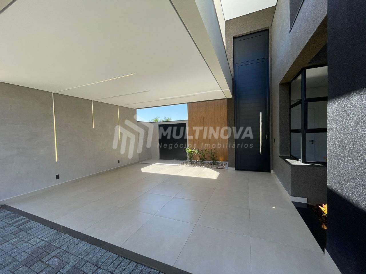 Casa de Condomínio com 3 quartos à venda, 223m² — foto 3 de 36