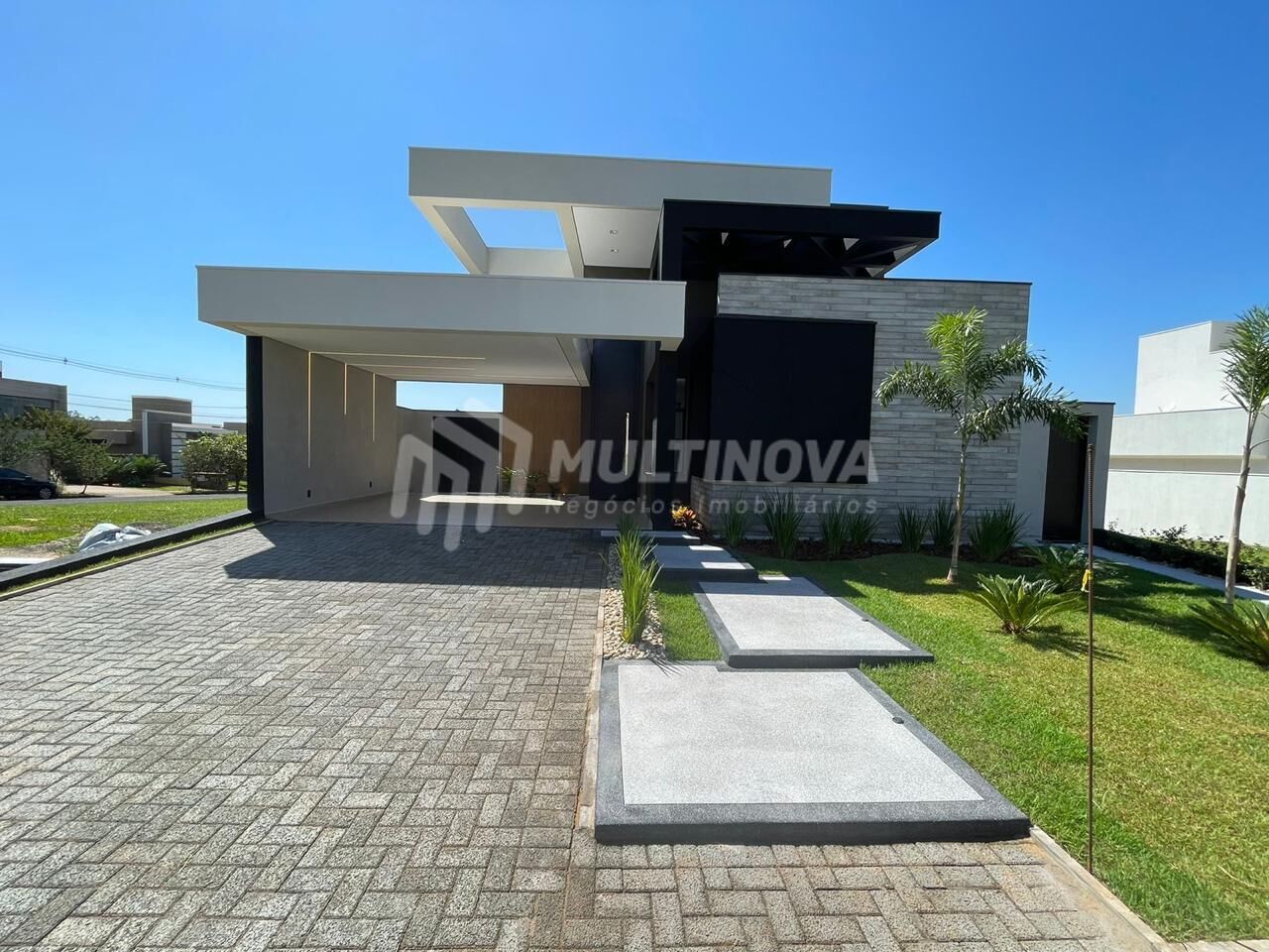 Casa de Condomínio com 3 quartos à venda, 223m² — foto 2 de 36