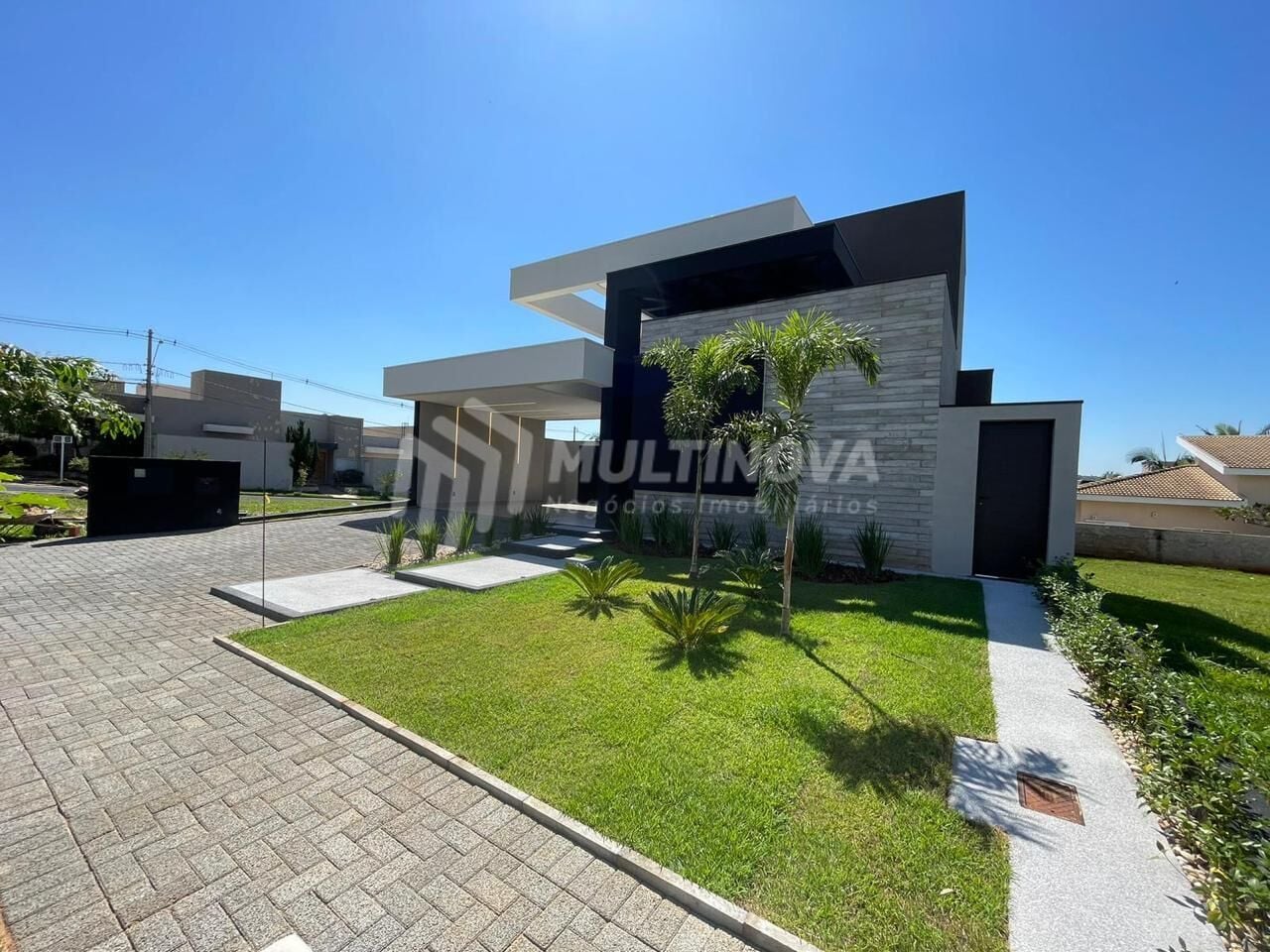 Casa de Condomínio com 3 quartos à venda, 223m² — foto 1 de 36