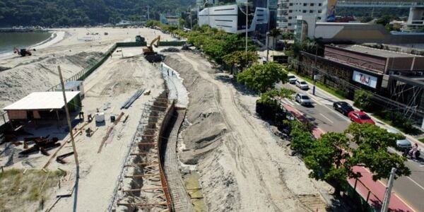 Muro de proteção costeira avança na reurbanização da Praia Central em Balneário Camboriú - Março
