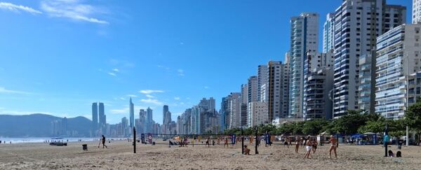Projeto para regularizar prática esportiva na na Praia Central será discutido hoje na Câmara - Março