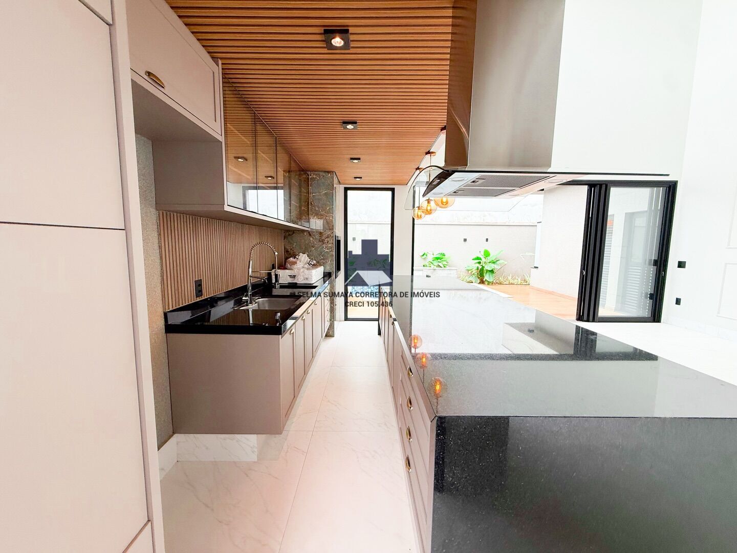 Casa de Condomínio com 3 quartos à venda, 220m² — foto 6 de 17