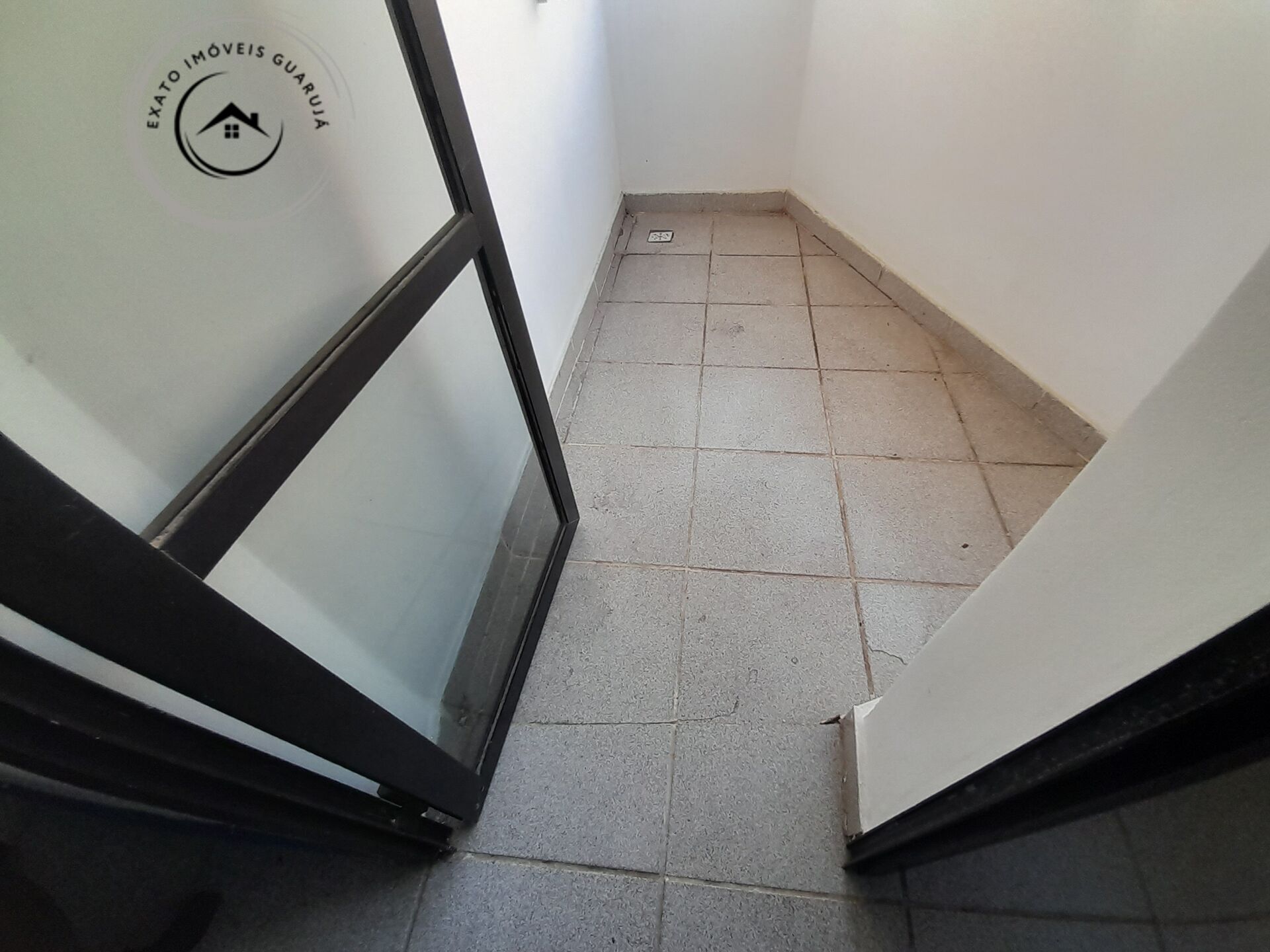 Apartamento Padrão de 03 dormitórios para locação anual na Praia da Enseada. - foto 2