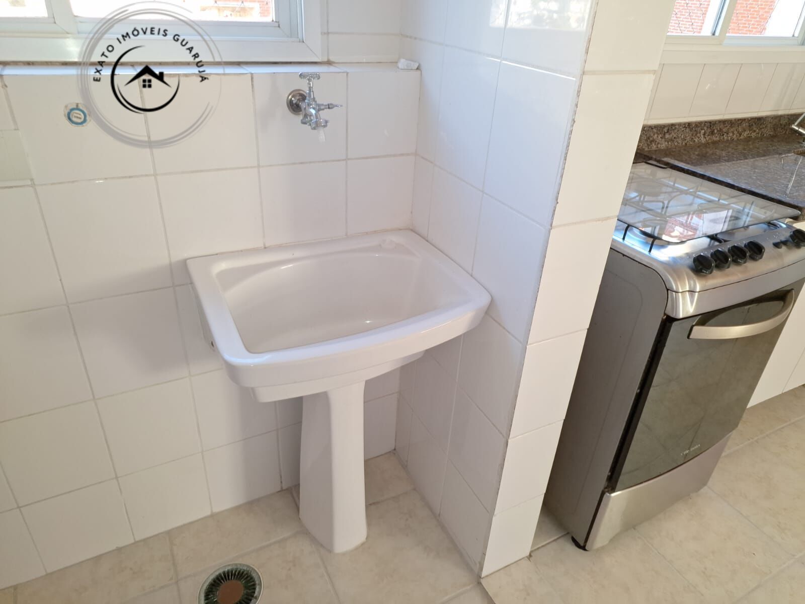 Apartamento padrão de 02 dormitórios para locação anual na p
