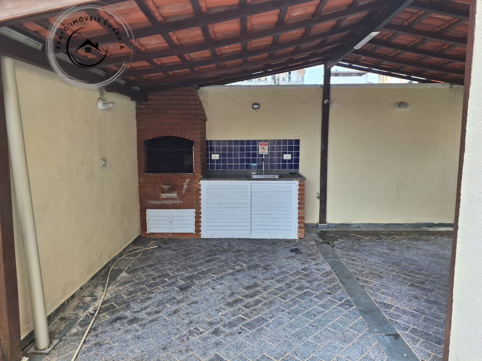 Apartamento padrão de 02 dormitórios para locação anual na p
