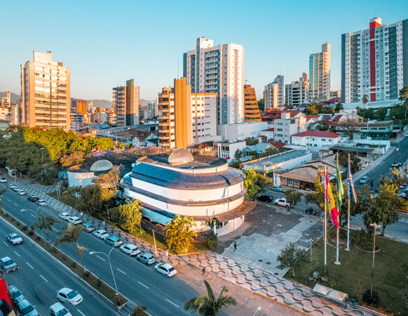 Segurança que valoriza imóveis: por que investir em imóveis em Tubarão/SC é uma escolha inteligente