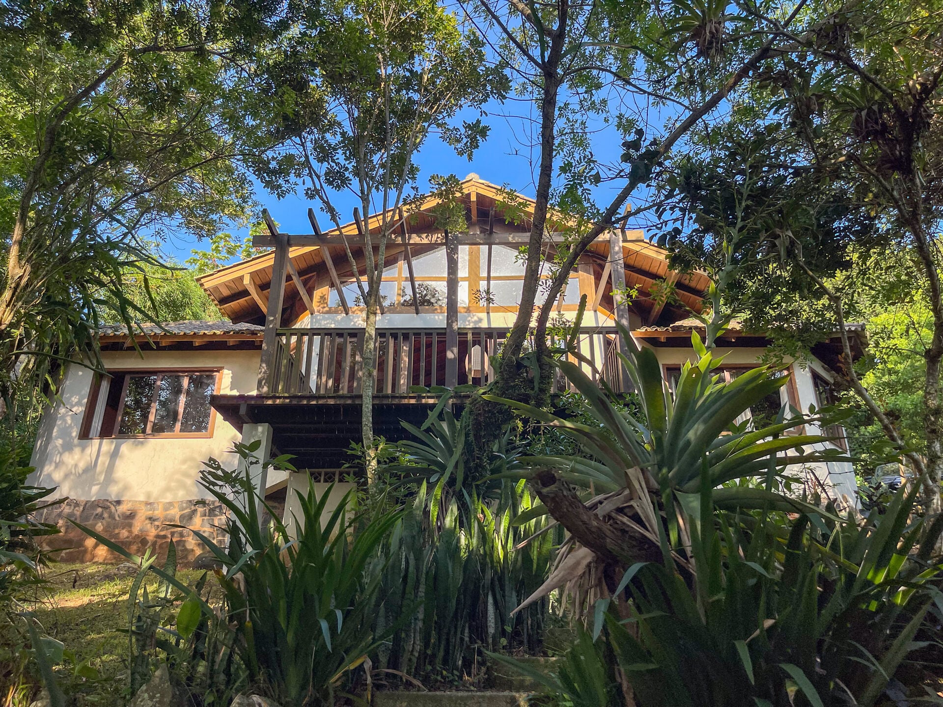 Casa rústica com 2 cabanas no Caminho do Rei em Praia do Rosa, Imbituba