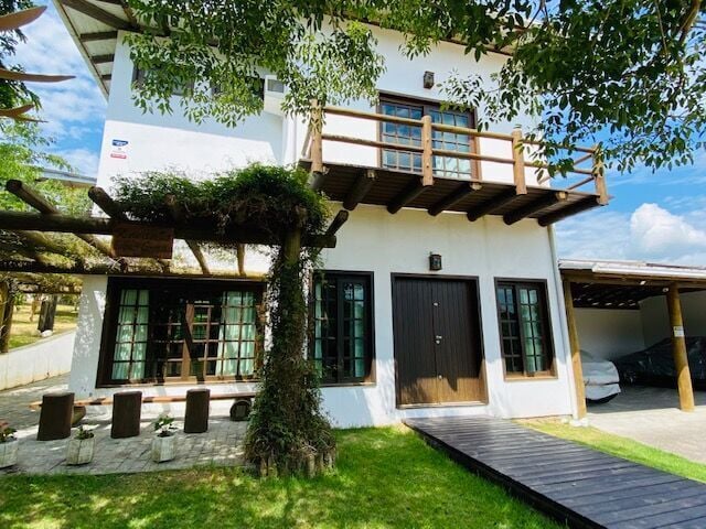 Casa rústica 4 suítes no Centrinho em Praia do Rosa, Imbituba