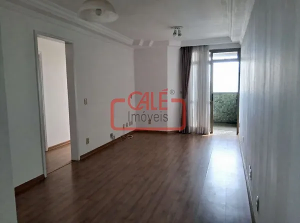 Sala de TV com iluminação em LED no amplo apartamento à venda no Edifício San Marino, Indaiatuba.