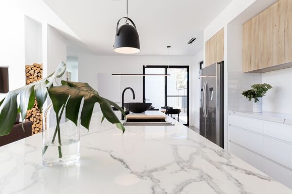 Mármore, Quartzo e Granito: Escolhendo o Material Ideal para sua Casa