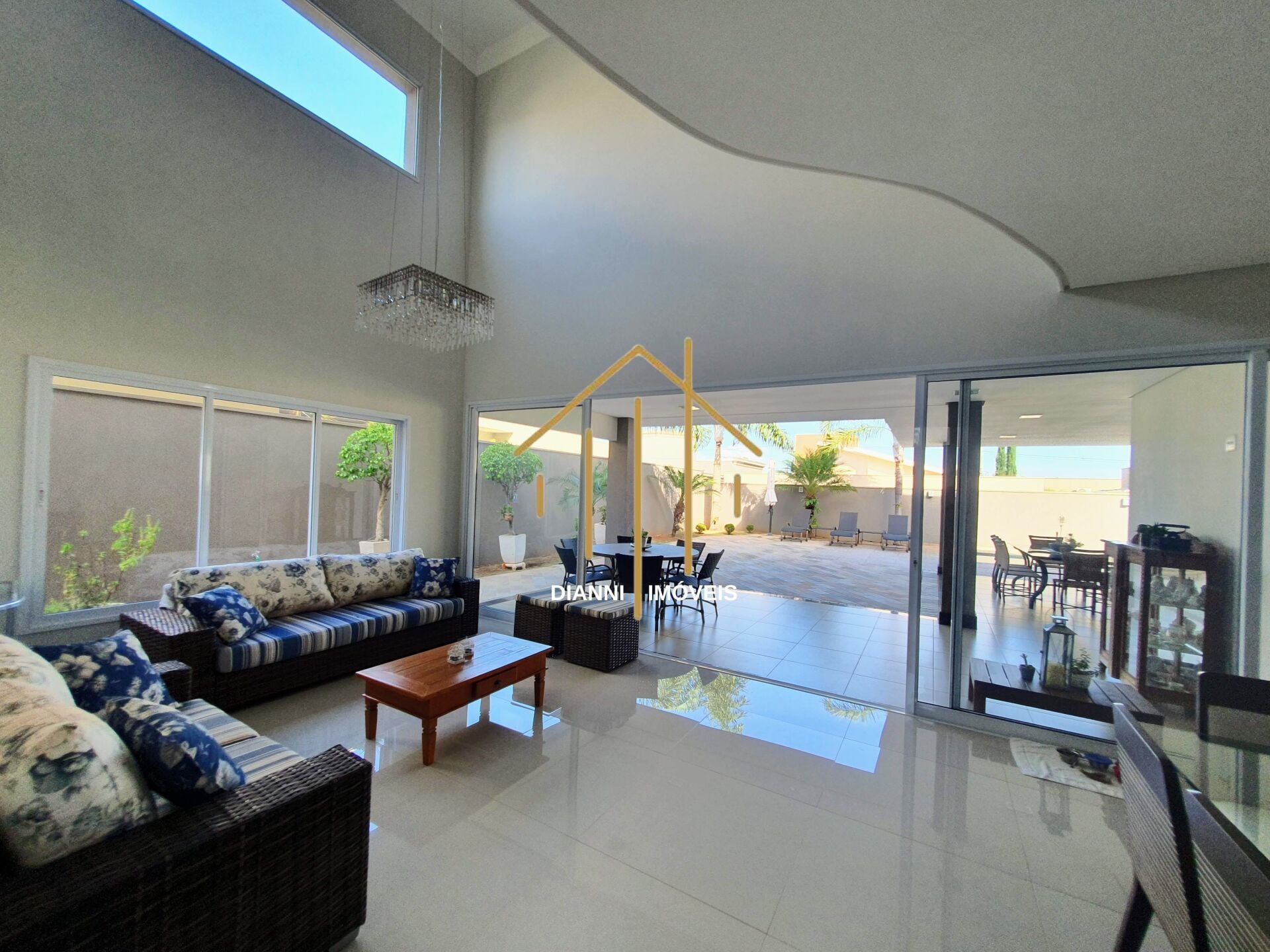 Casa de Condomínio com 4 quartos à venda, 340m² — foto 2 de 37