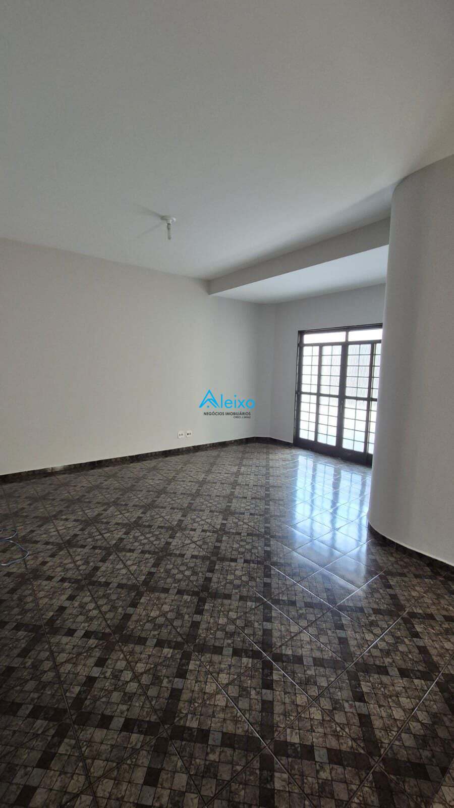 Casa com 5 quartos para aluguel, 284m² — foto 9 de 60