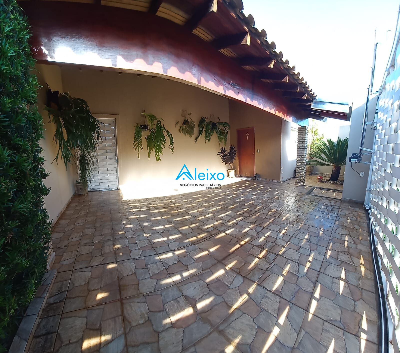 Casa com 3 quartos à venda, 150m² — foto 2 de 18