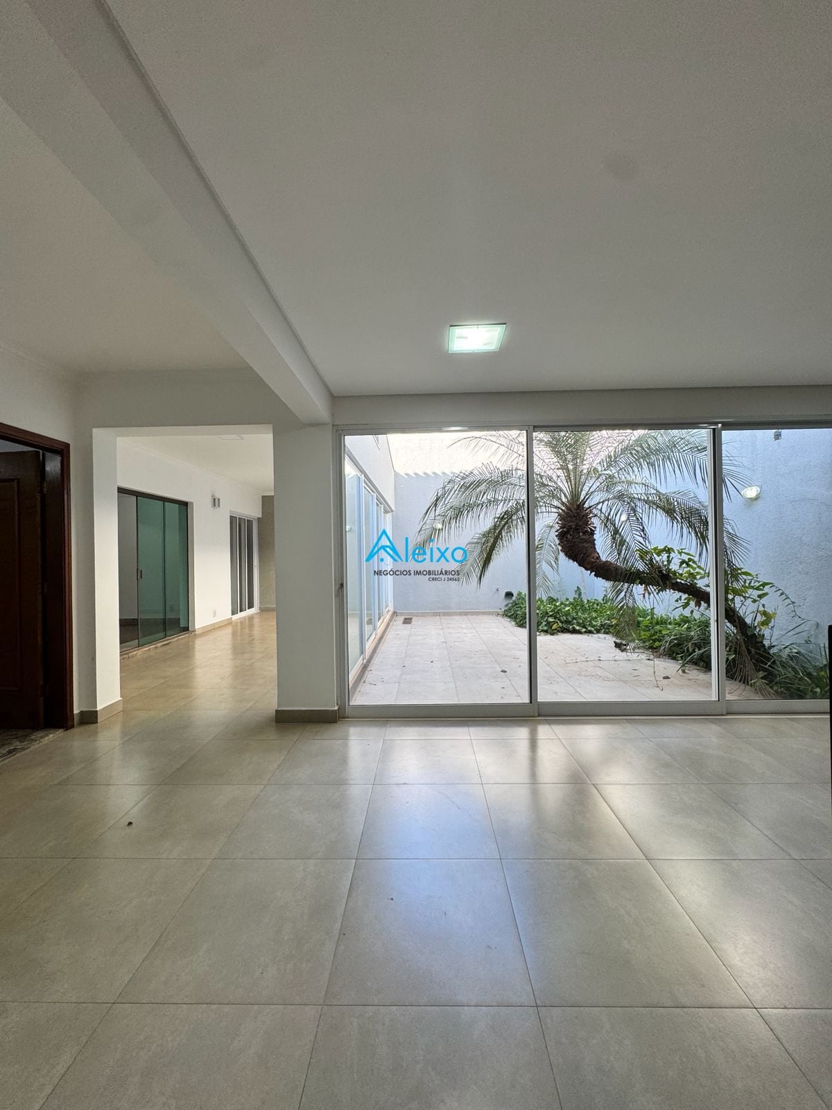 Casa de Condomínio com 3 quartos para aluguel, 385m² — foto 4 de 6