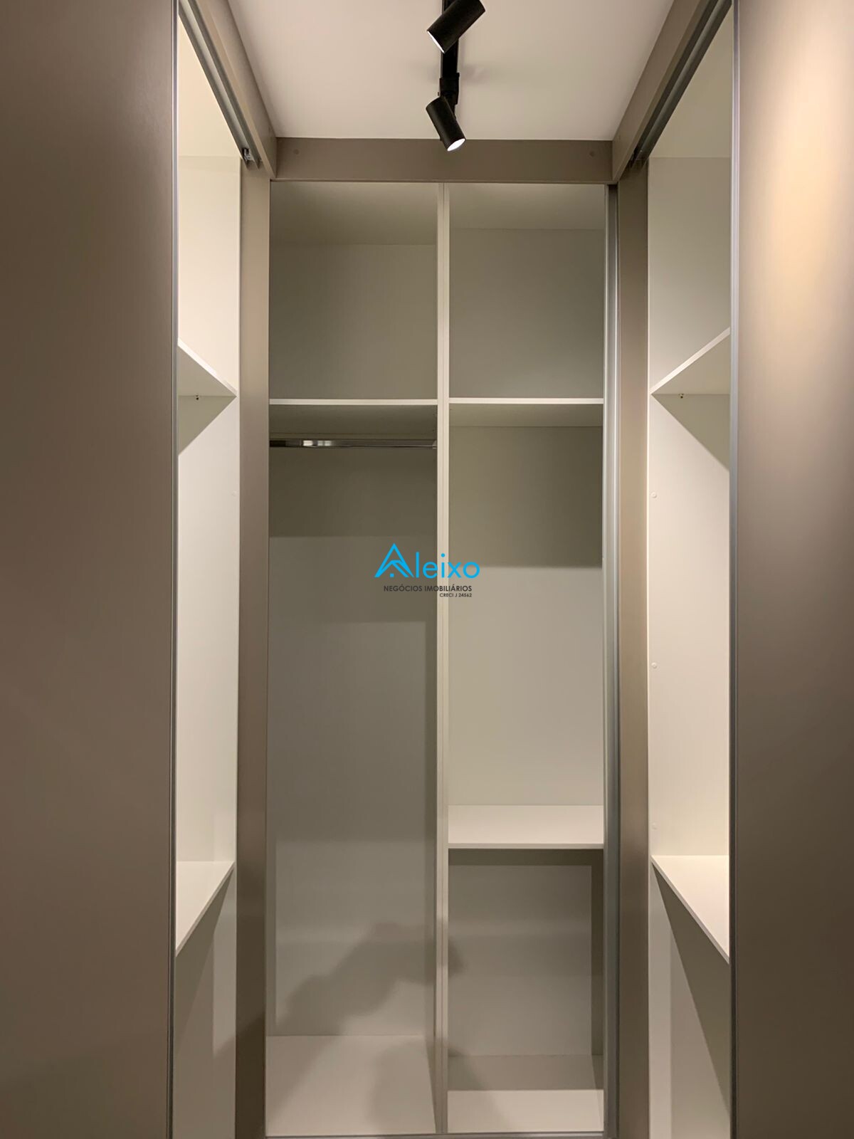 Casa de Condomínio com 3 quartos à venda, 210m² — foto 13 de 18