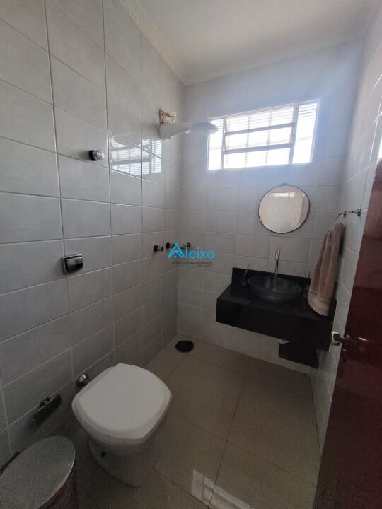 Casa com 4 quartos para aluguel, 430m² — foto 9 de 18