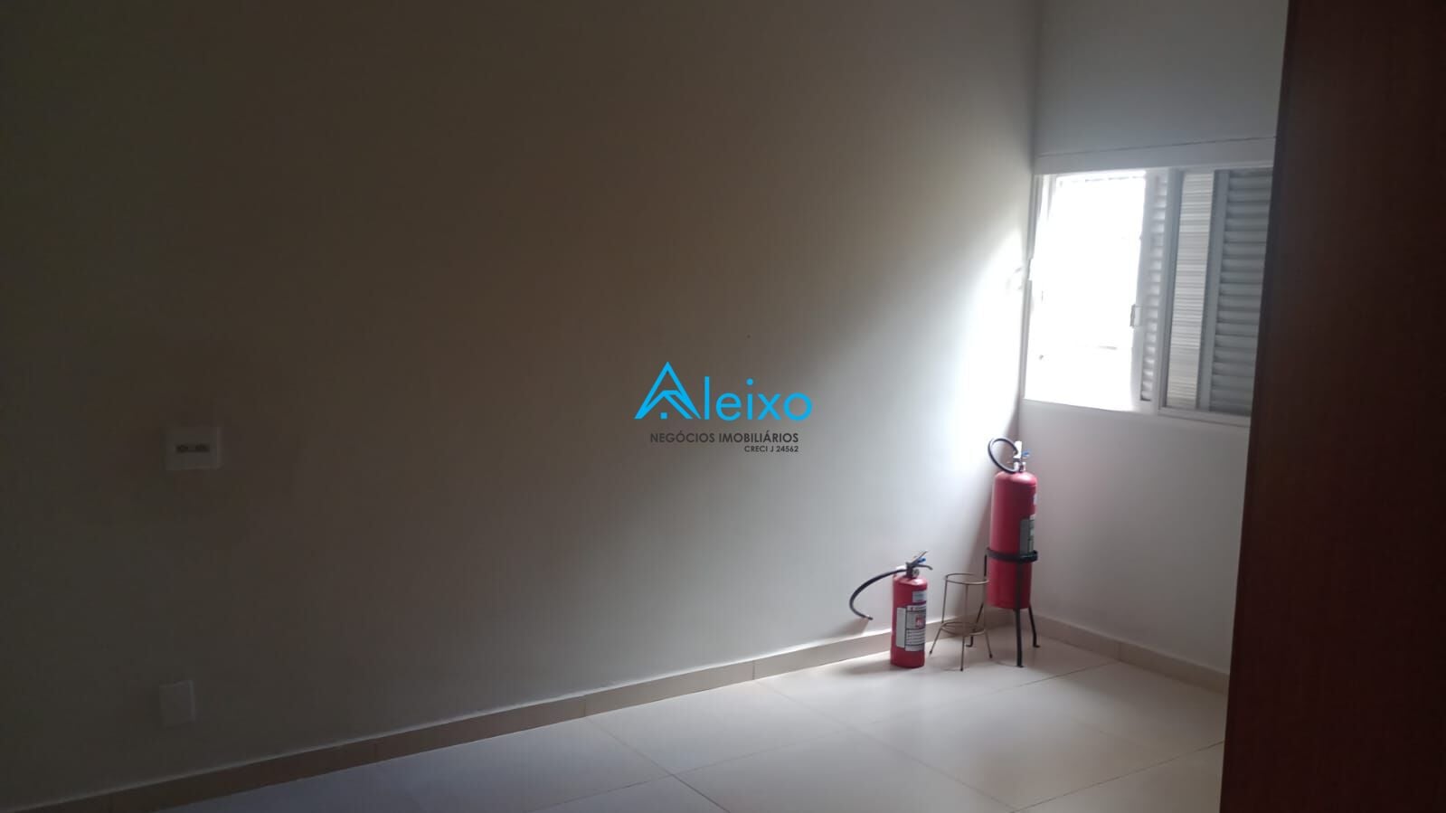 Conjunto Comercial / Sala para aluguel, 240m² — foto 8 de 11