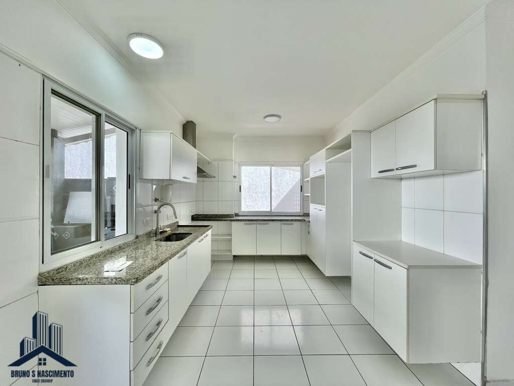 Casa à venda com 4 quartos, 4 suítes, 6 vagas e 311m² no Golf Gardens, Carapicuíba (SP) — foto 17 de 30