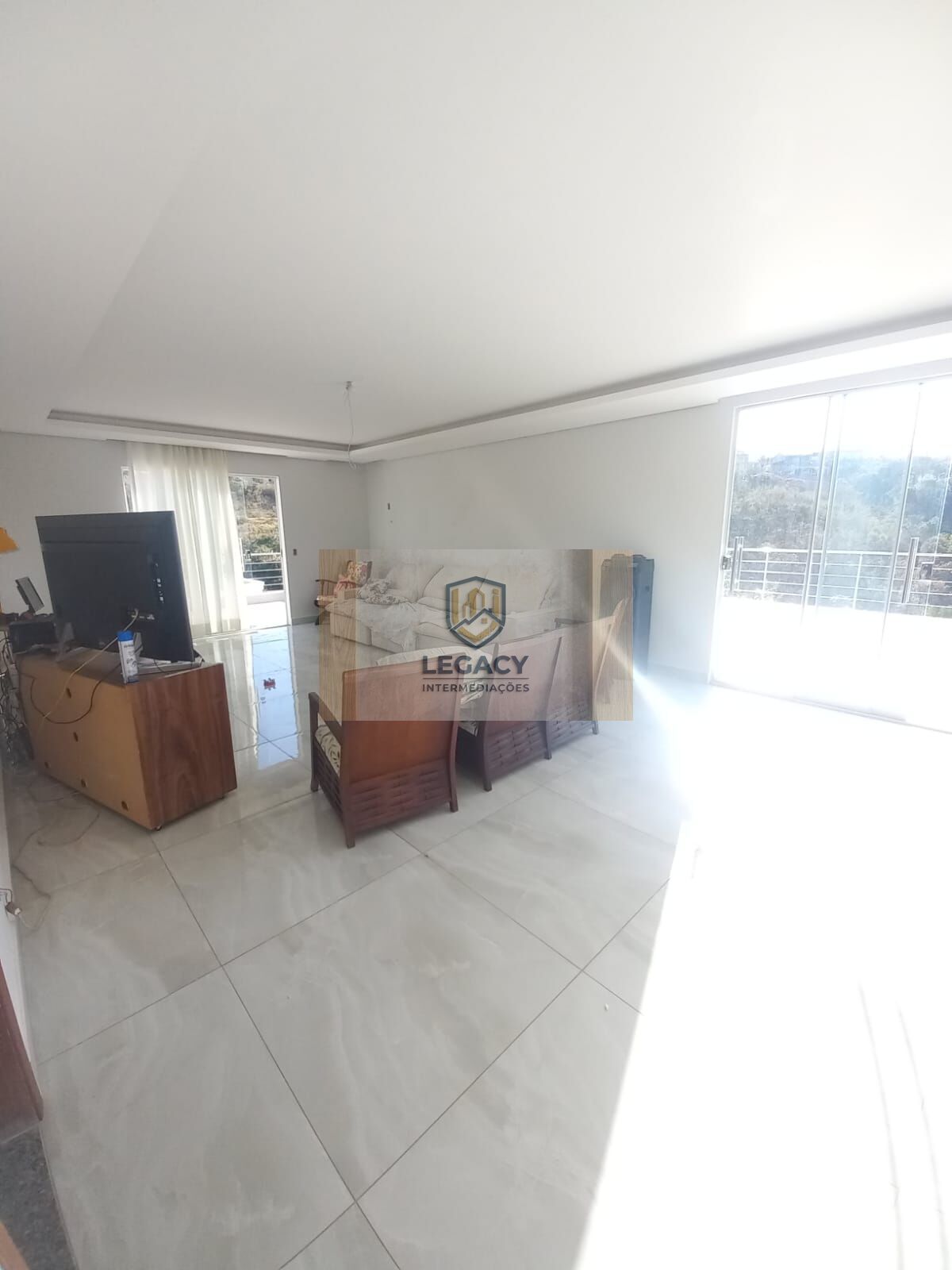 Casa em condomínio fechado com 3 Suítes, varanda e Jacuzzi