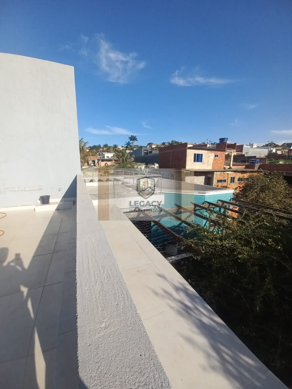 Casa em condomínio fechado com 3 Suítes, varanda e Jacuzzi