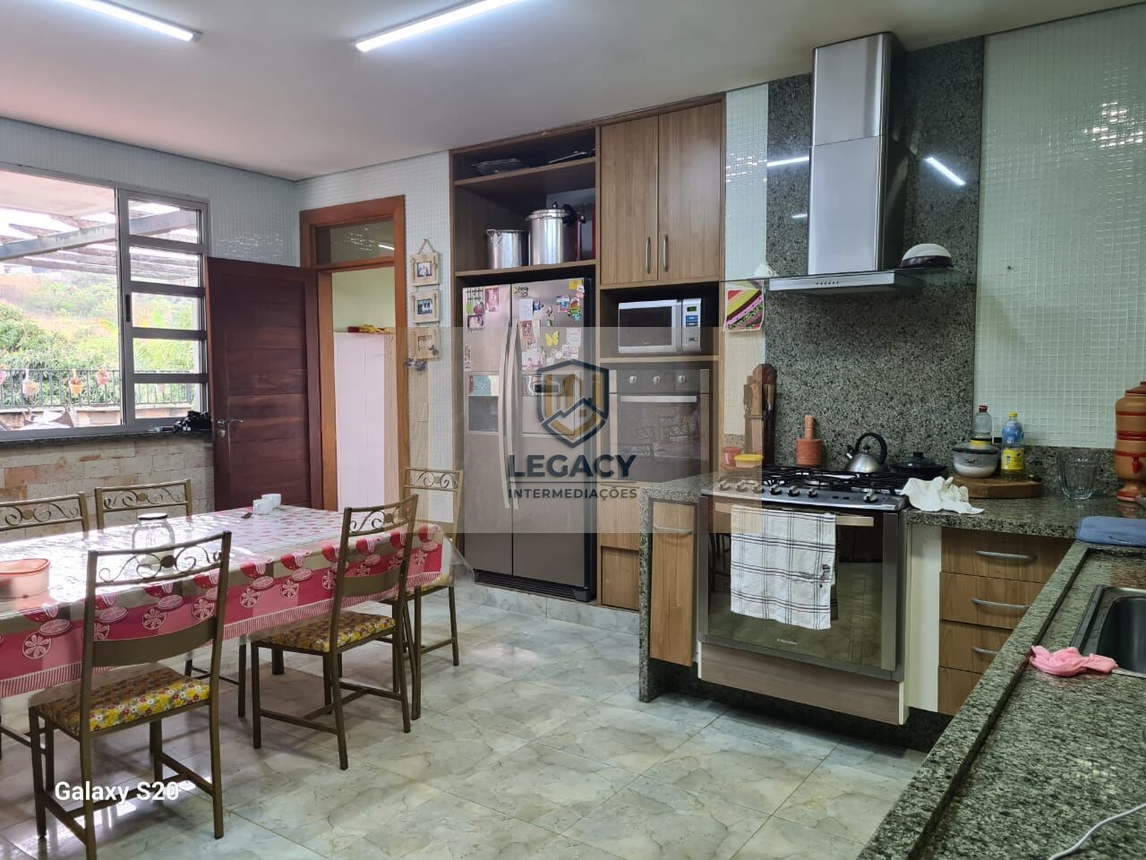 Casa em condomínio fechado com 3 Suítes, varanda e Jacuzzi