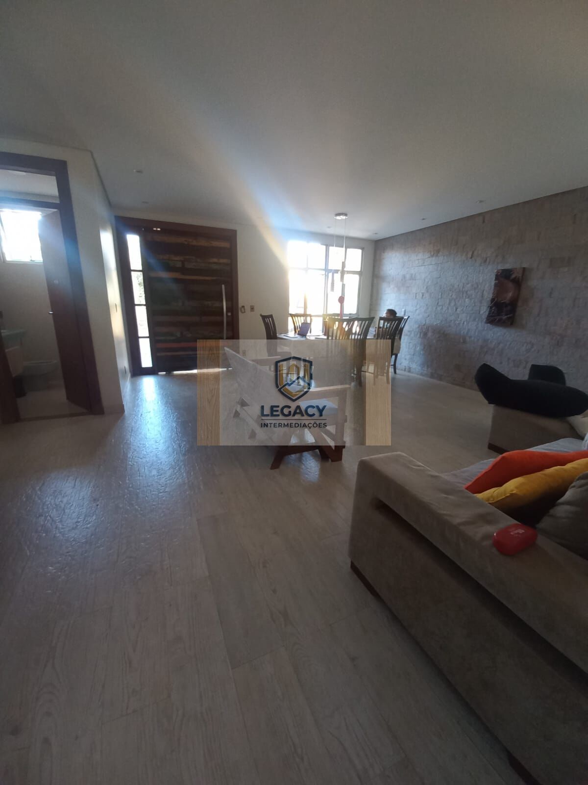 Casa em condomínio fechado com 3 Suítes, varanda e Jacuzzi