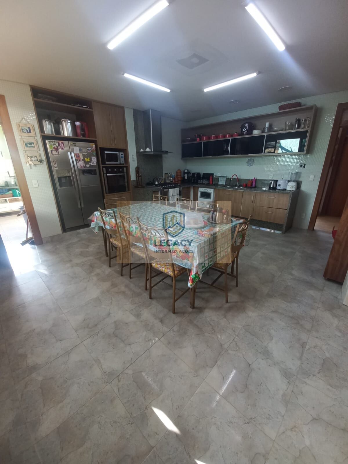 Casa em condomínio fechado com 3 Suítes, varanda e Jacuzzi