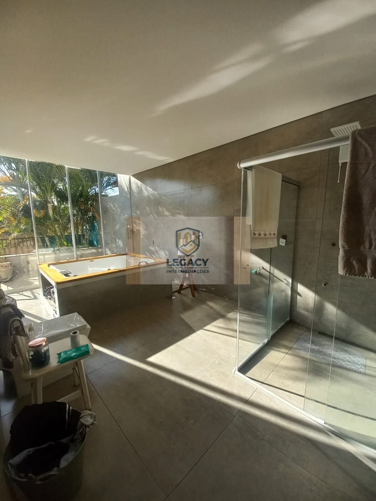 Casa em condomínio fechado com 3 Suítes, varanda e Jacuzzi