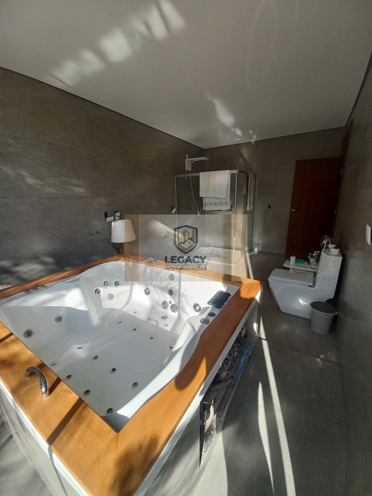 Casa em condomínio fechado com 3 Suítes, varanda e Jacuzzi