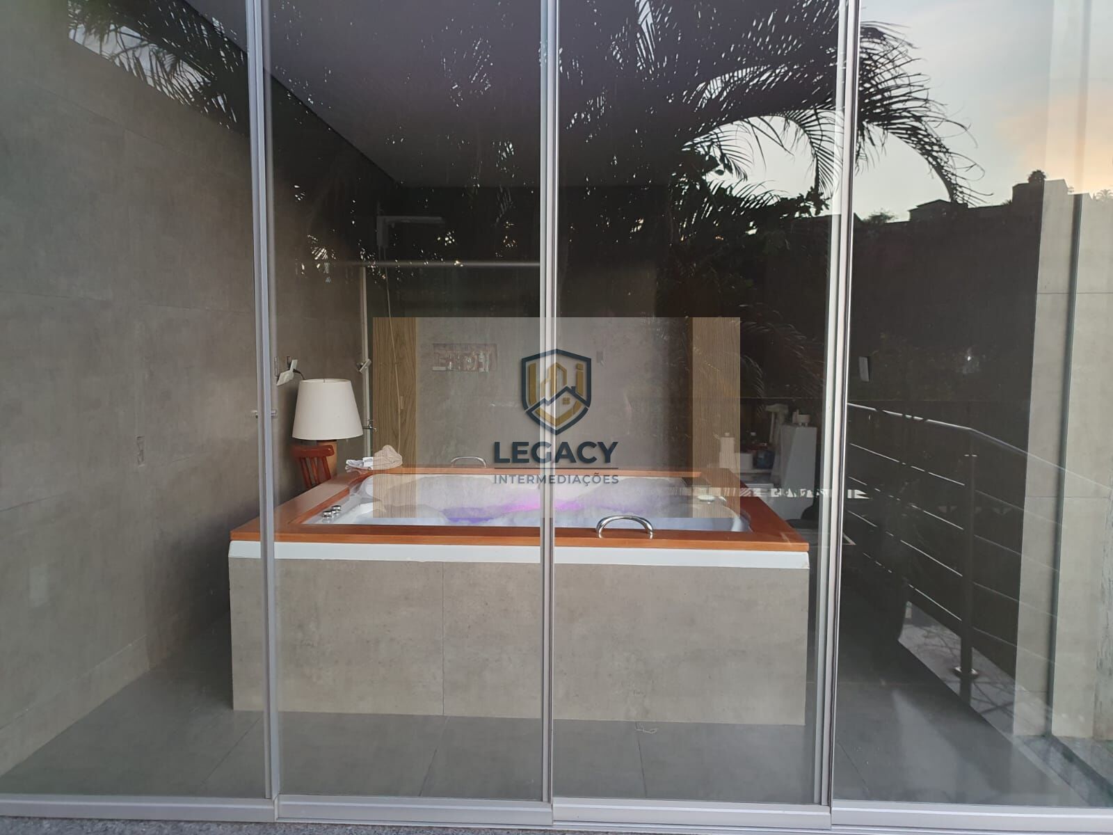Casa em condomínio fechado com 3 Suítes, varanda e Jacuzzi