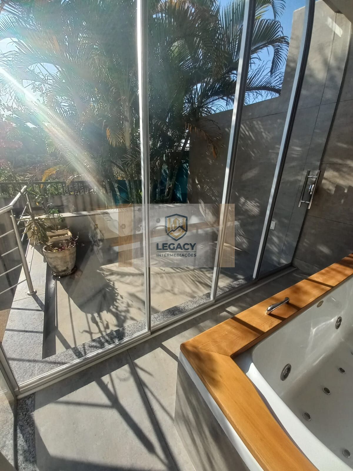 Casa em condomínio fechado com 3 Suítes, varanda e Jacuzzi