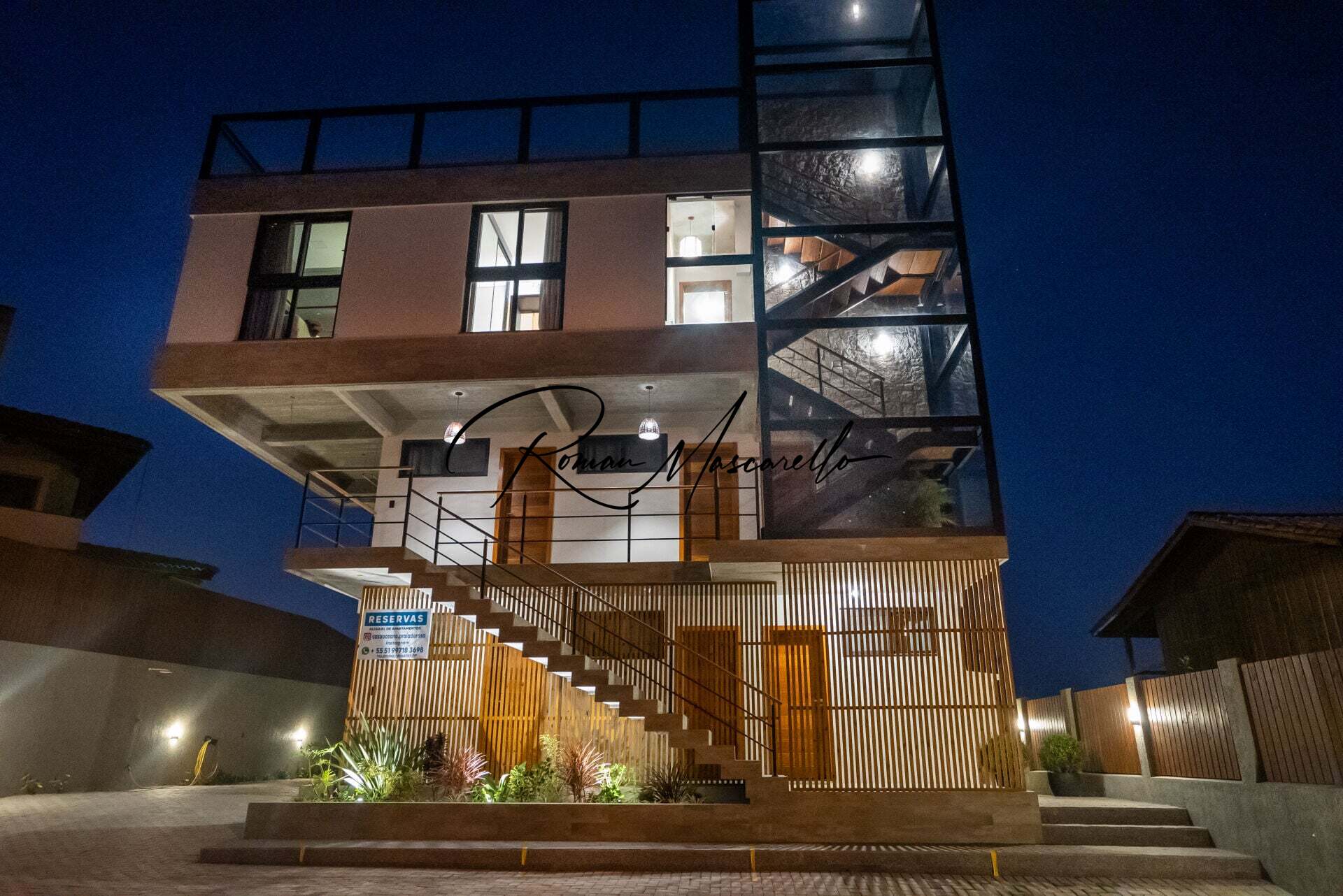 Casa pé na areia com 7 unidades independentes em Praia do Rosa, Imbituba