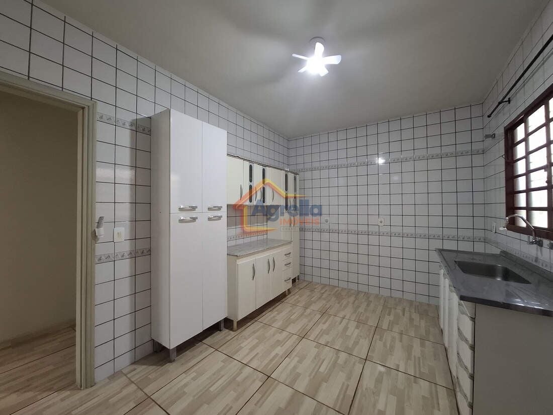 Casa, 3 quartos, 223 m² - Foto 2