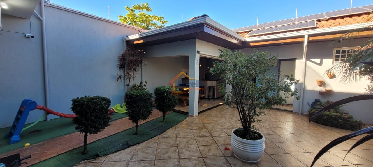 Casa, 3 quartos, 243 m² - Foto 1
