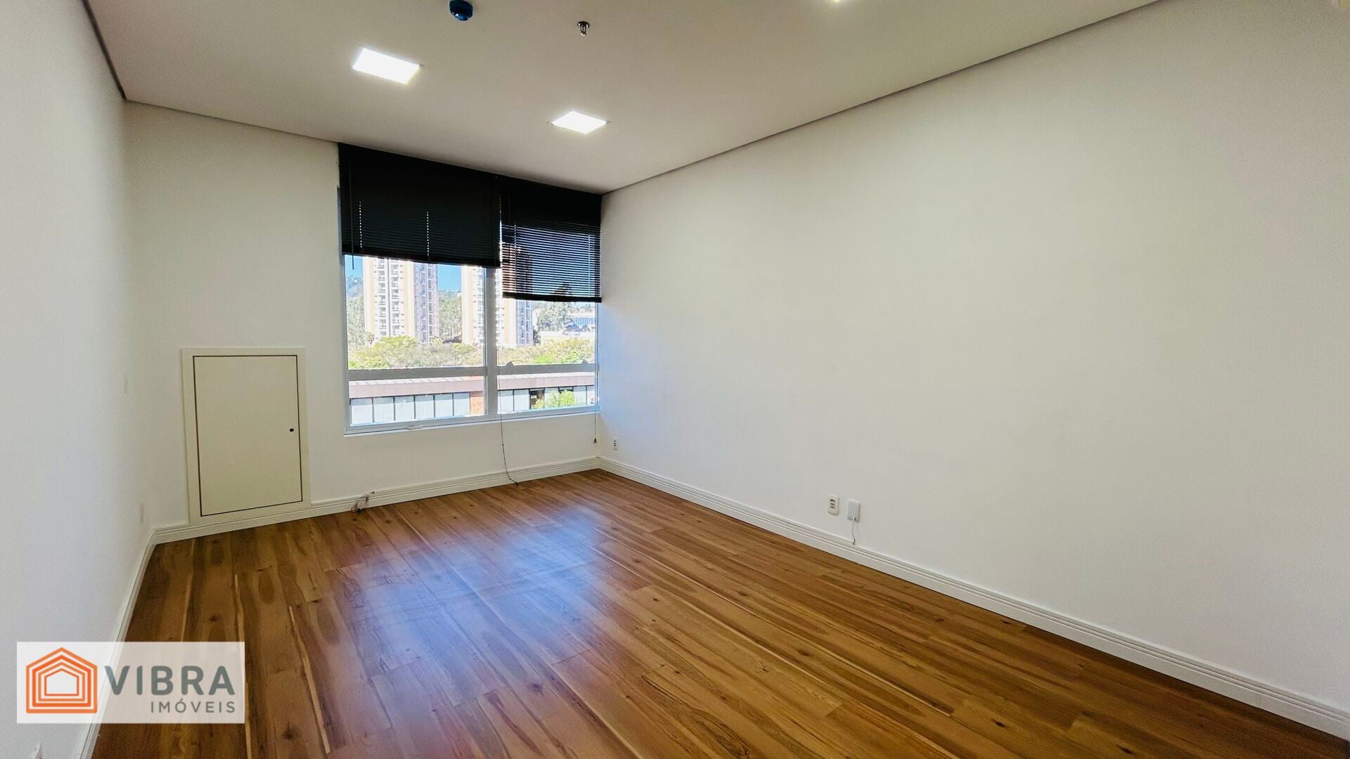 Sala comercial para alugar no bairro Alphaville em Santana de Parnaíba/SP